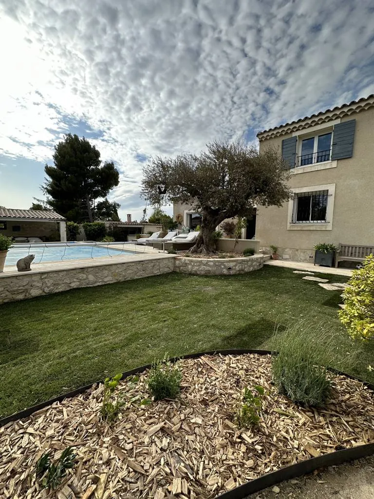 Paysagiste pour la création de jardin à Fontvieille 13990, dans les Alpilles 13430, pour un aménagement paysager sur mesure et harmonieux