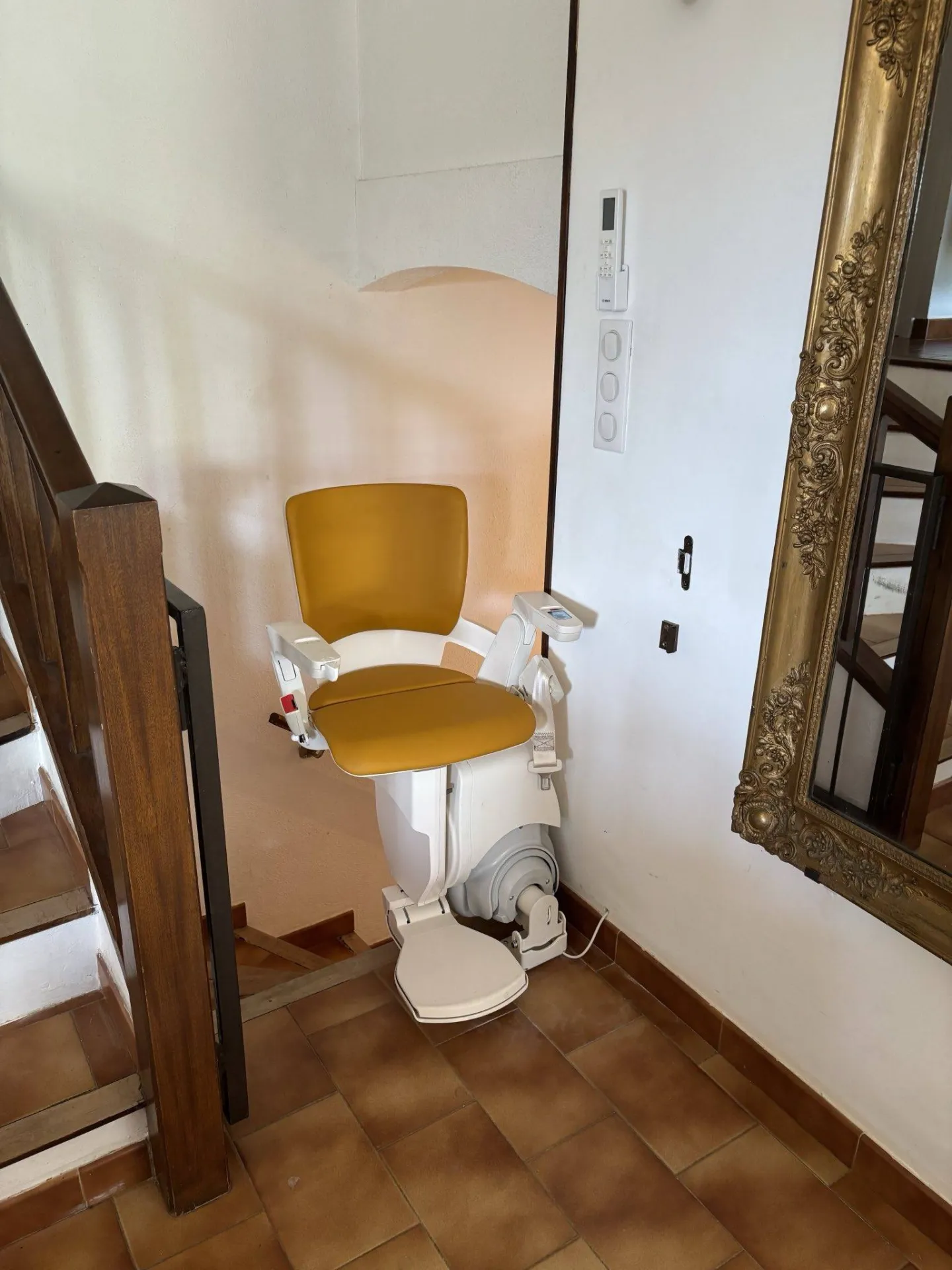 Sécurité maximale pour l'arrivée de ce fauteuil monte escalier OTOLIFT Smart facilite les operations dans cet escalier intérieur 2/4 tournant entre Manosque et Forcalquier