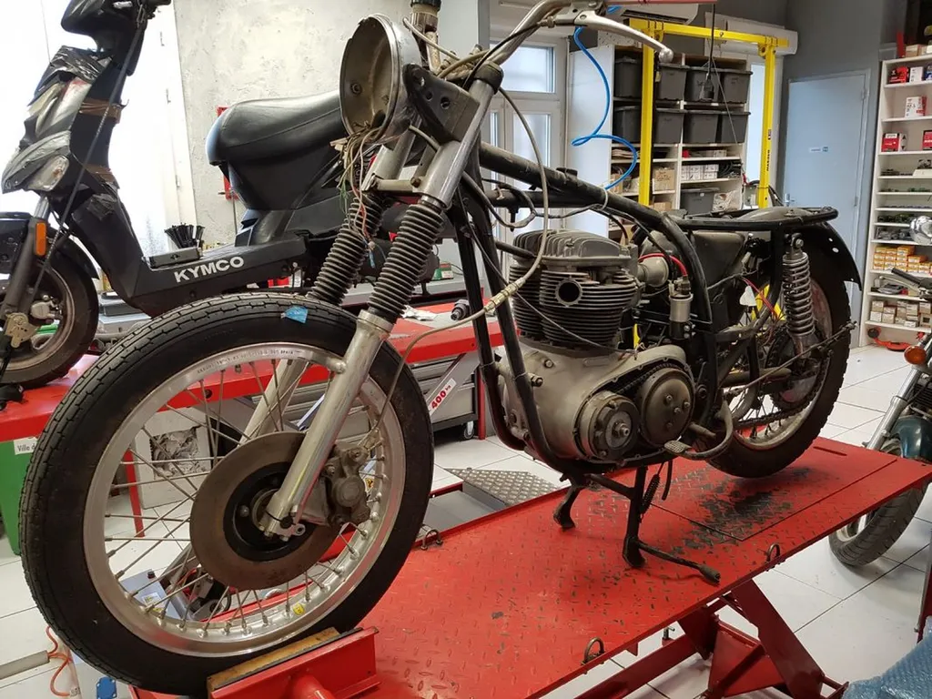RESTAURATION MOTO BSA LIGHTNING