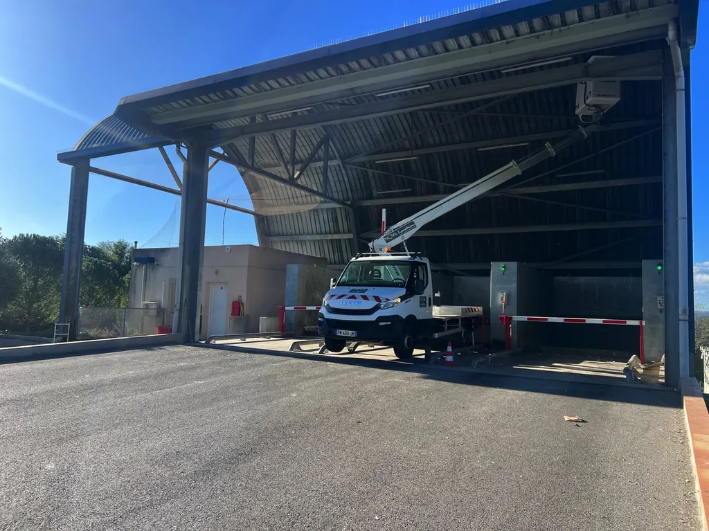 Pose de filet contre les pigeons au-dessus d’un quai de transfert à Saint-Maximin dans le Var (83)