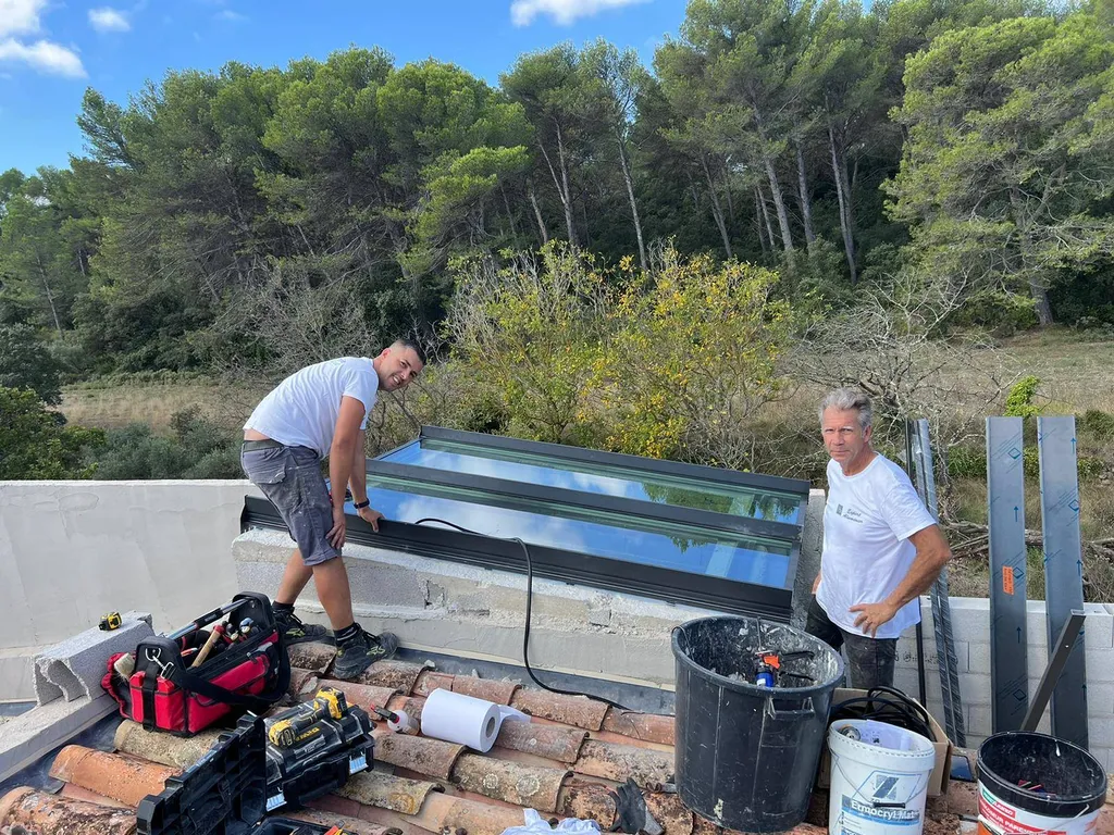 Pose en cours d'une verrière dans une villa à Meyreuil