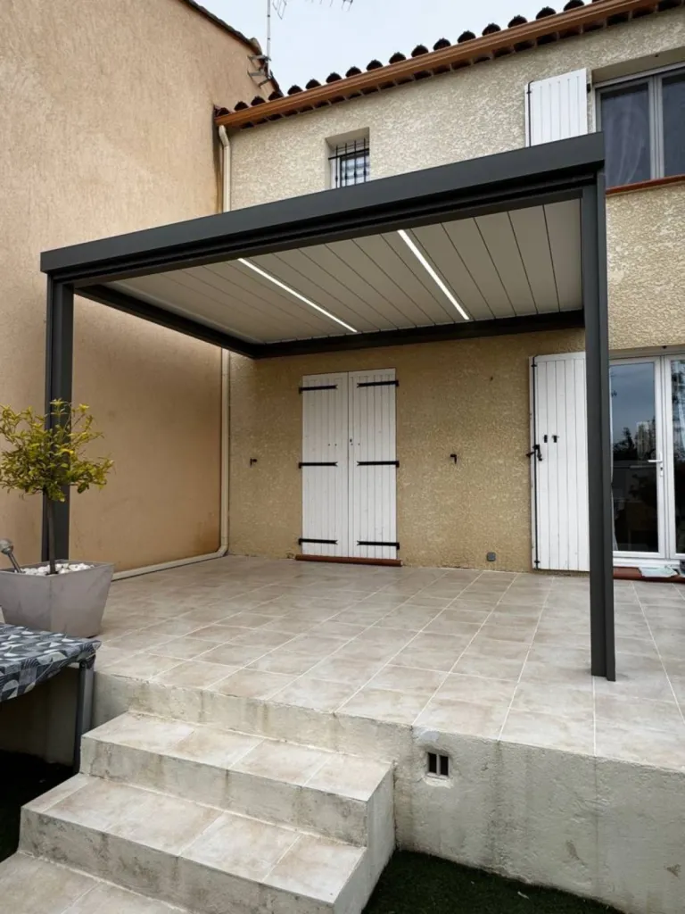 Pose d'une pergola à lames orientables dans les Bouches-du-Rhône (13)