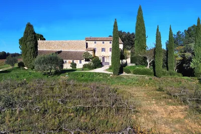 Vente - La garde Adhémar, Mas XVIᵉ en pierres sur 28 ha, nombreuses dépendances, face à la forêt