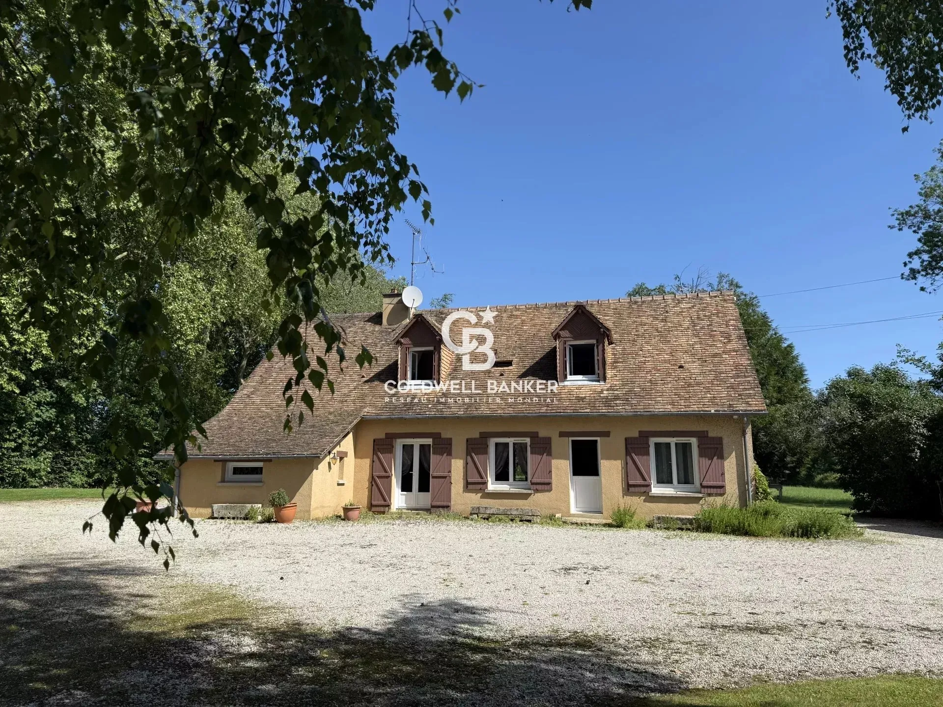 propriété avec salle de réception et hébergements touristiques proche Le Mans