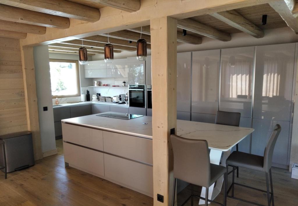 Réalisation d'un chalet bois contemporain sur mesure à Combloux en Haute-Savoie avec vue magnifique sur le Mont-Blanc