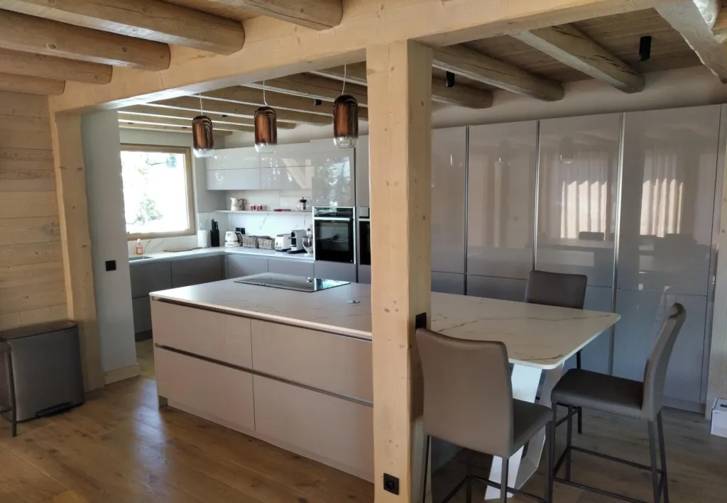 Réalisation d'un chalet bois contemporain sur mesure à Combloux en Haute-Savoie avec vue magnifique sur le Mont-Blanc