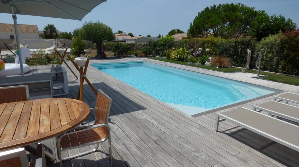 Piscine terrasse grise