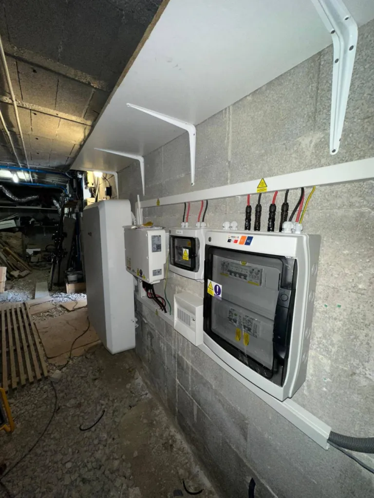 Vue de l'installation de batterie de stockage Solaredge au Beausset.