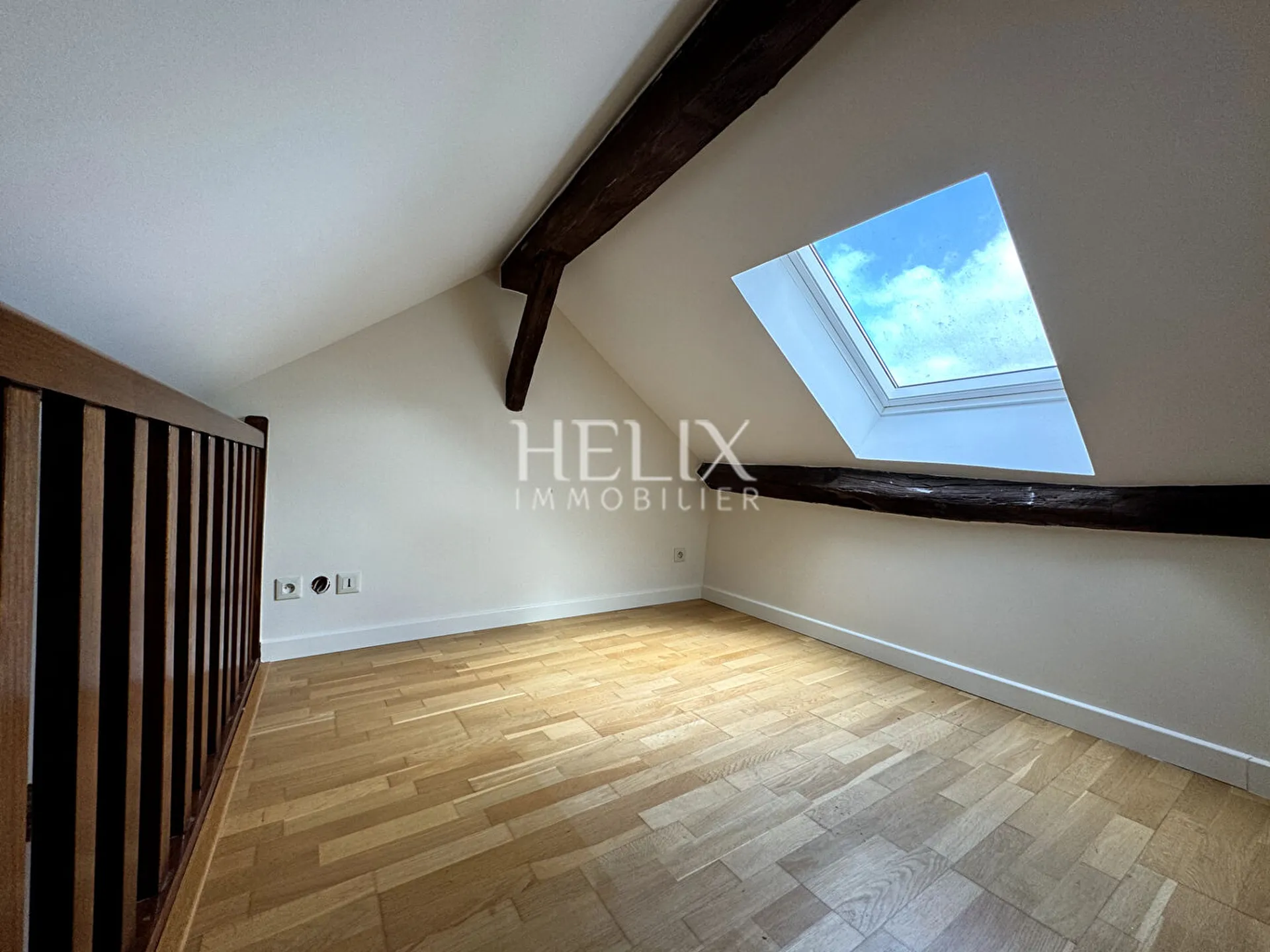 A vendre appartement situé en dernier étage d'un immeuble ancien, à 5 minutes à pied du RER A, le château de Saint Germain en Laye.