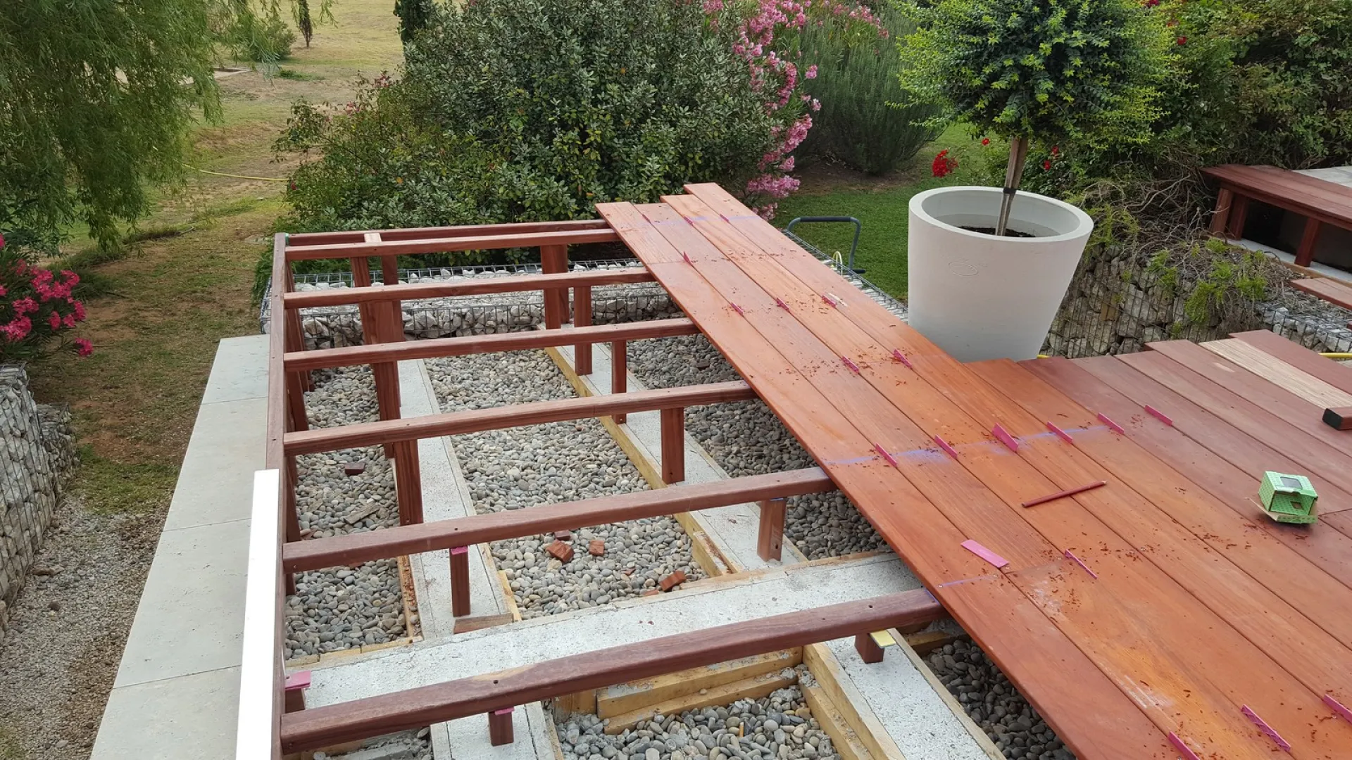 Création d'une Terrasse en Padouk à Meyreuil: Une Réalisation de la Parqueterie Aixoise