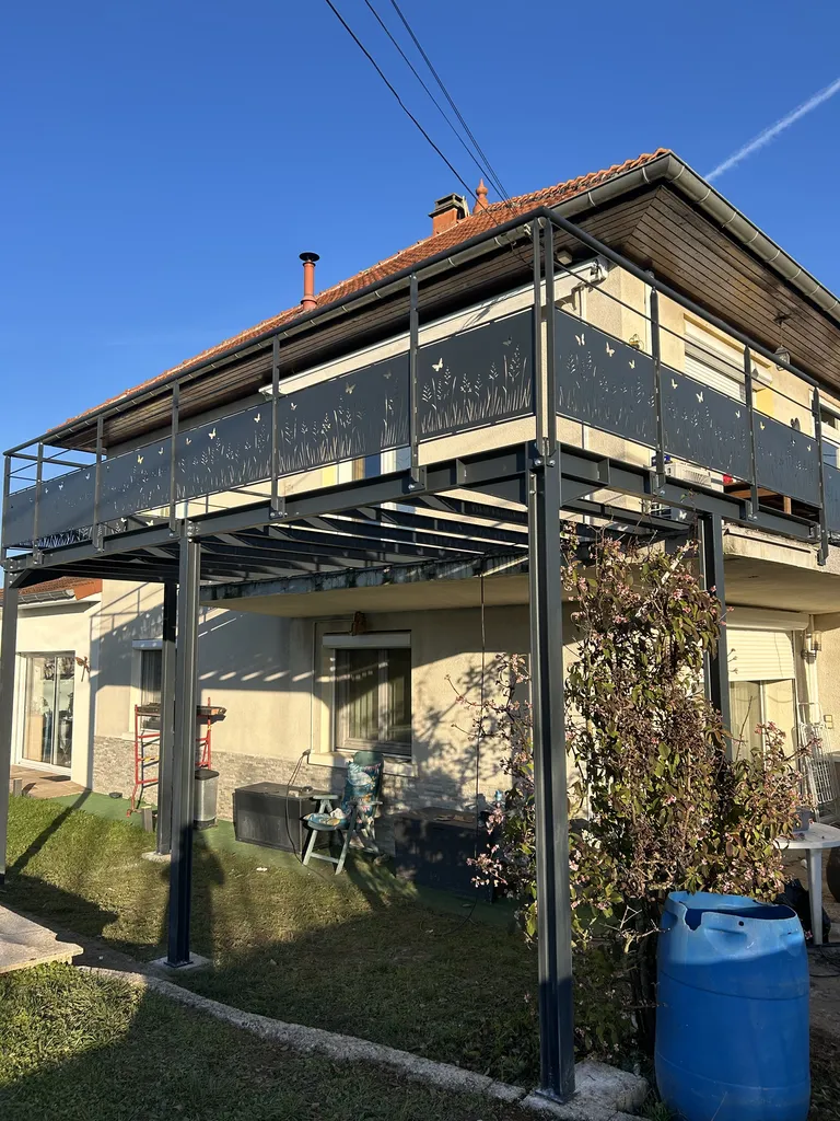 Terrasse métal sur mesure avec garde corps contemporain acier motif découpé au laser chantier sur St Didier au mont d’or proche de Lyon