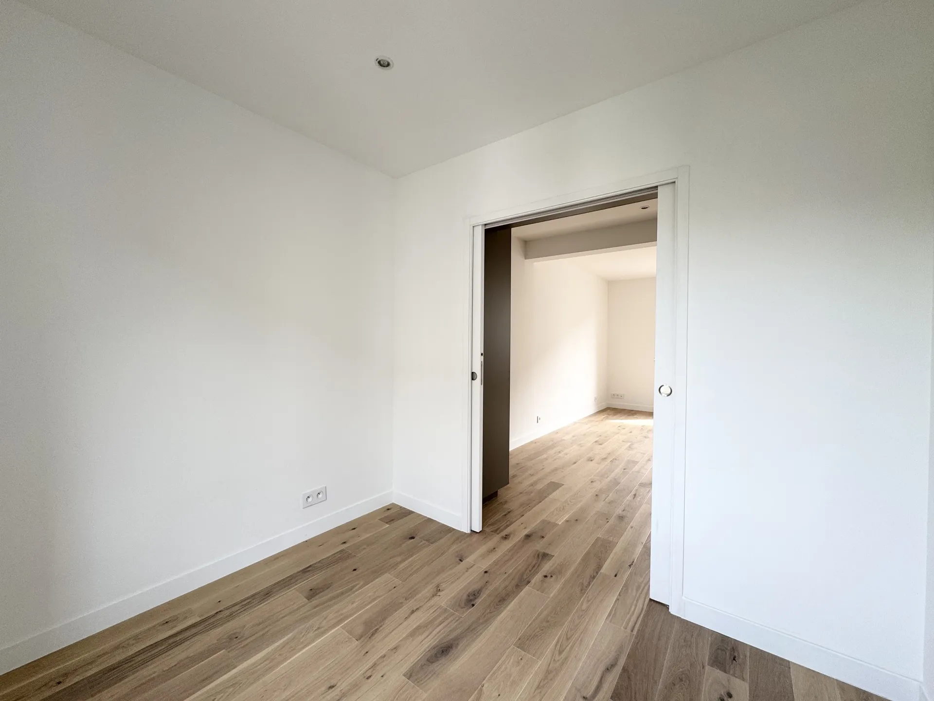 Saint-Germain-en-Laye, à 2 minutes à pied du centre-ville superbe appartement 3 pièces, bureau ou chambre pour le télétravail.