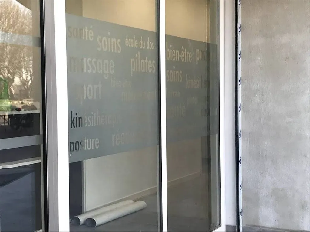 Film sablé en vitrophanie avec texte ajourés