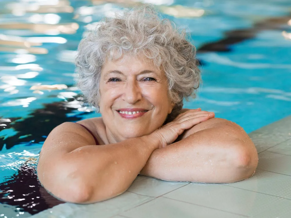 Cadeau de Noel Bordeaux pour grands parents : offrez des séances d'aquagym pour seniors