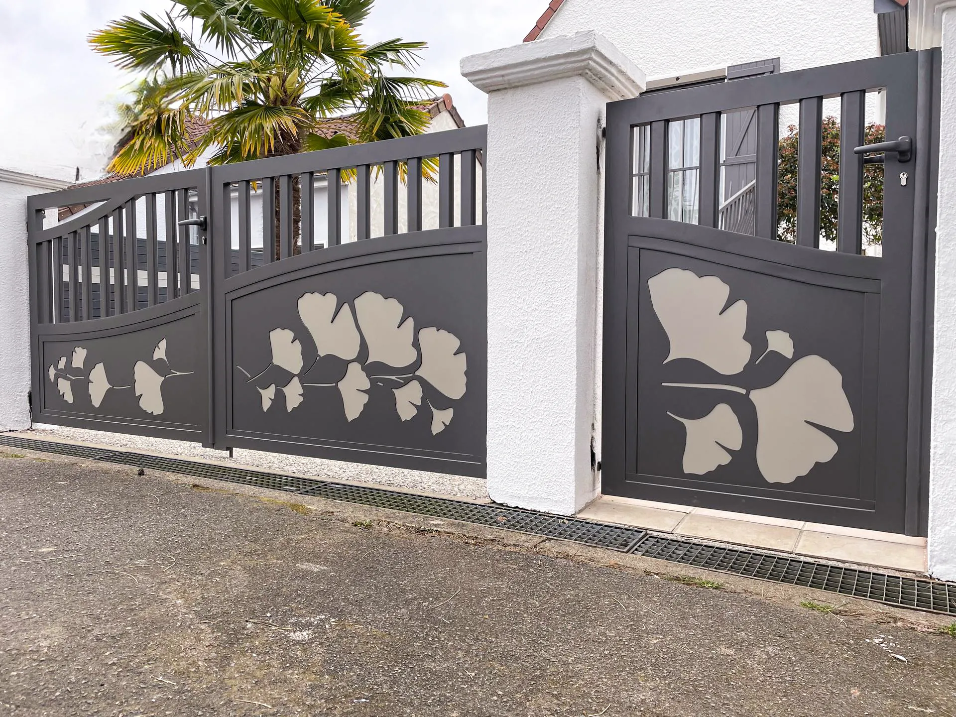 SB CONCEPT à Danjoutin Gamme GRAVITY Portail en aluminium motorisé battant ,coulissant ou autoporté  ,coloris au choix