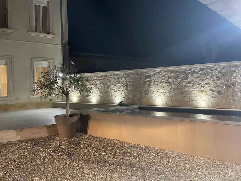 Parement et soubassement après travaux vue nocturne