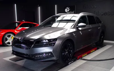 Traitement céramique carrosserie sur cette Skoda Superbe, véhicule neuf protégé dès sa sortie de concession à Vannes