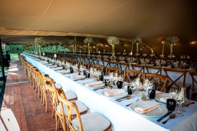 dîner de noces sous tente