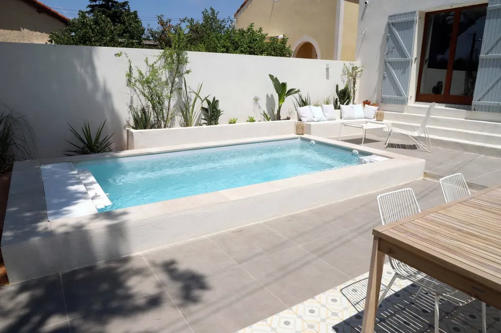 Mini piscine 4x2m posée à La Garde avec banquette ergonomique et marches larges – format compact sans autorisation administrative.