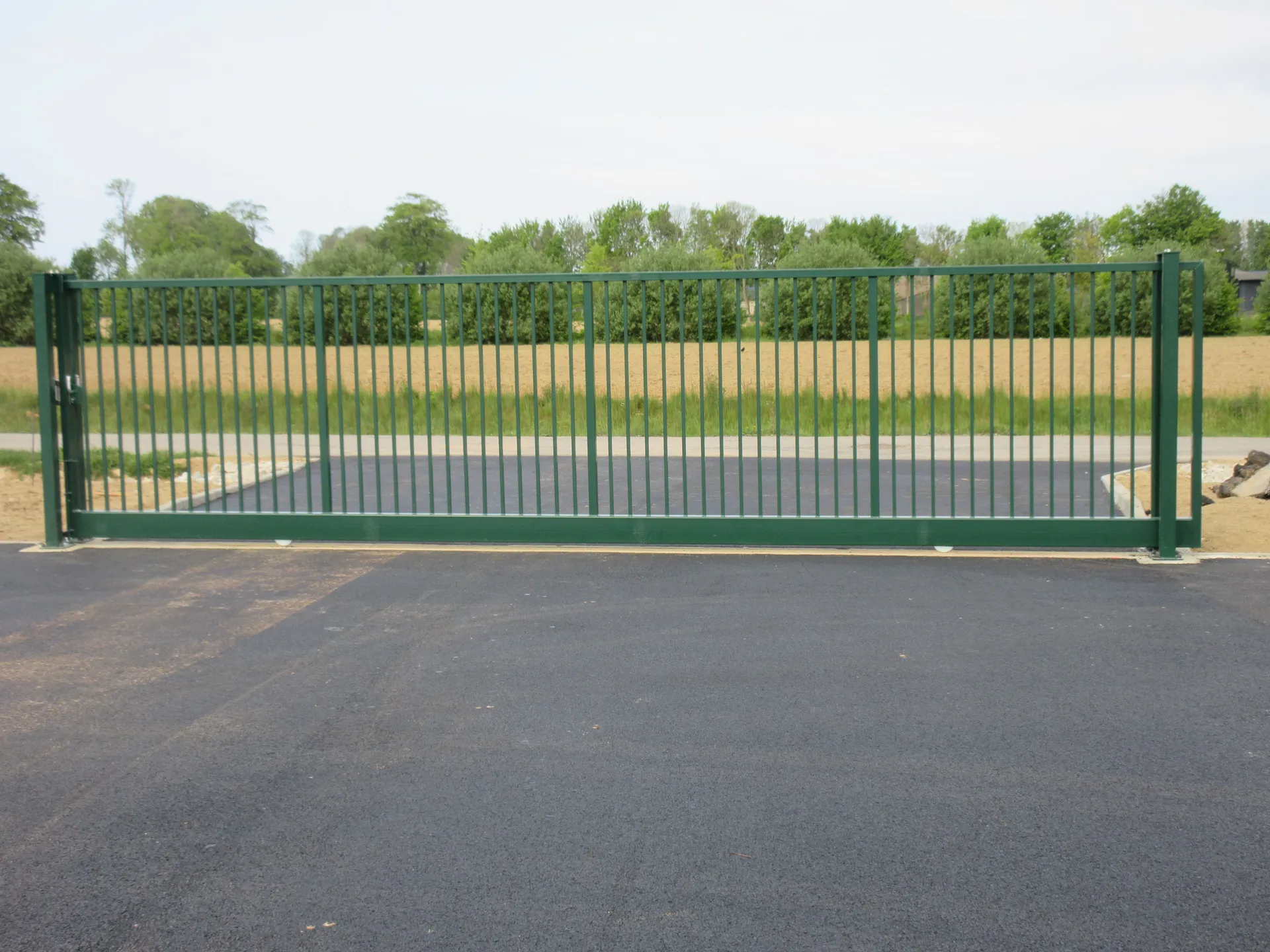Installation de Portail coulissant autoportant motorisé, Clôtures de jardin et Aménagements d'entrées à Pont l'Évêque dans le Calvados 14 et ses communes limitrophes de Normandie