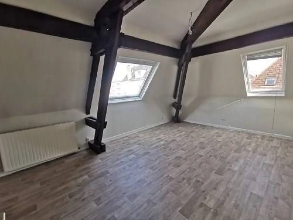 A acheter immeuble de 400m² avec courette et cave complète sur la commune d' Elbeuf 76500