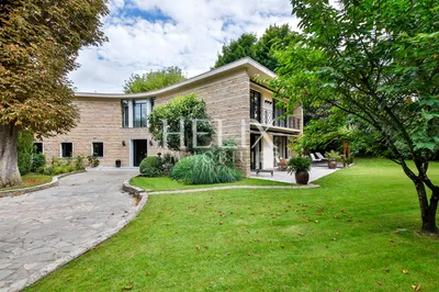 Maison d'architecte de 315 m² très élégante dans Le Vésinet à proximité du RER, elle dispose entre autre d'une salle de cinéma