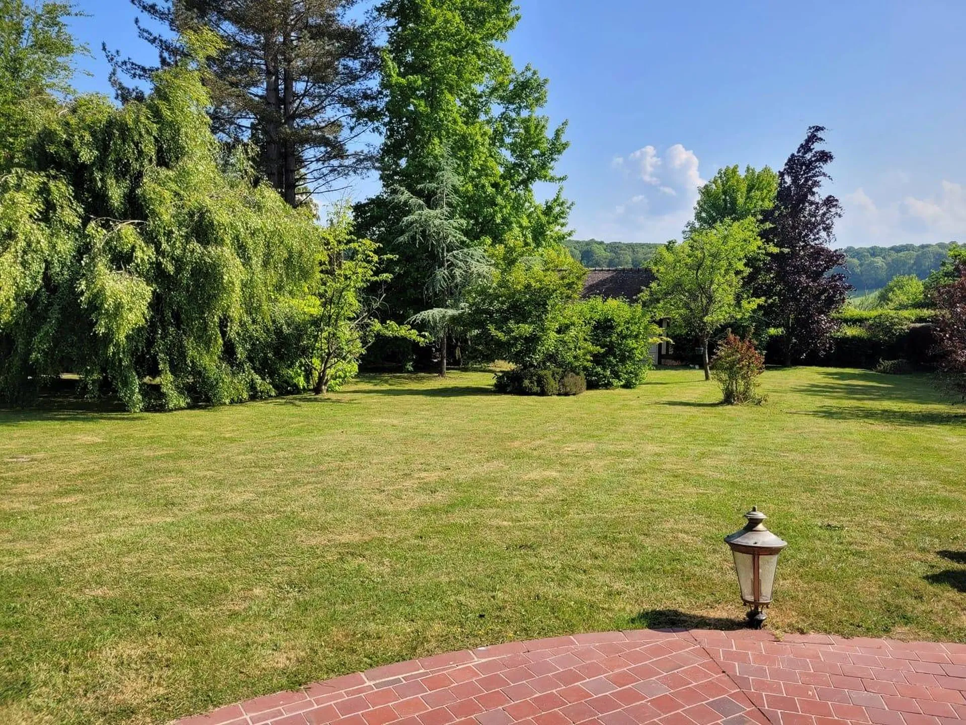 L'agence Terres et Demeure de Normandie vous propose à la vente, cette propriété Normande datant de la fin du 18 ème/début 19ème siècle avec piscine située à 10 minutes de Cormeilles dans l'Eure 27, 20 minutes de Pont-l’Évêque 14130 et 35 minutes de