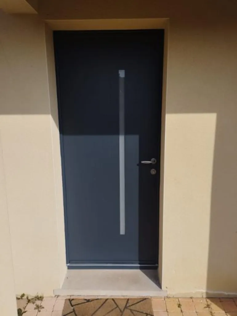 Installation d'une porte d’entrée en aluminium monobloc Sillage OCRE1 à haute isolation thermique à Quetigny en Côte-d’Or