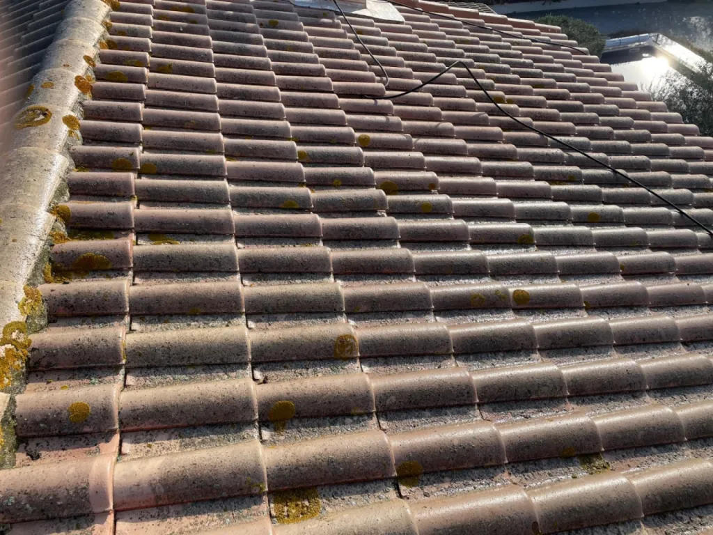 Nettoyage et traitement des tuiles mécaniques d’une toiture de maison sur Martigues