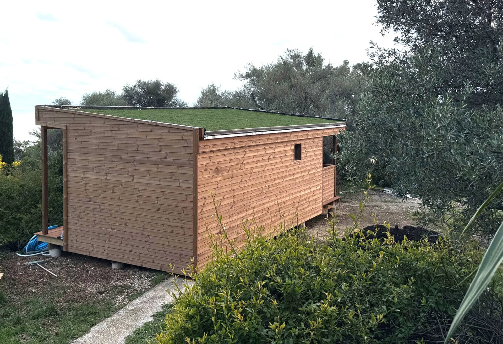 Végétalisation de toiture d’un abri de jardin à Hyères : une solution écologique et esthétique par Jardivar