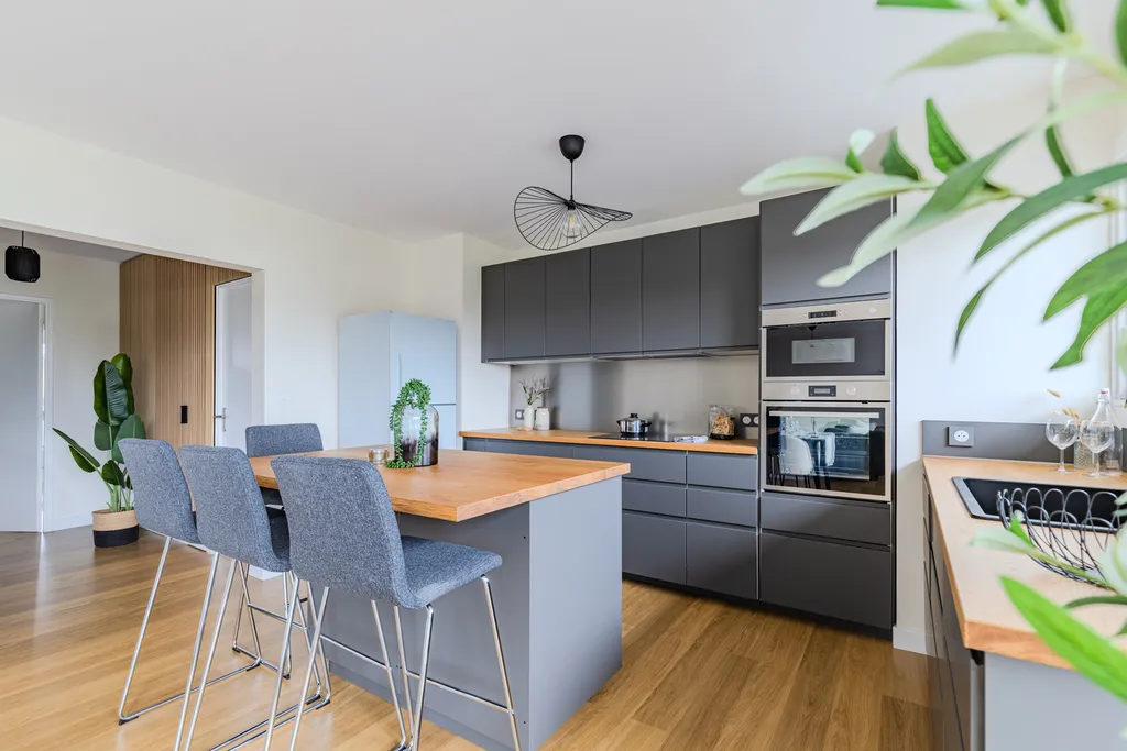 Acheter un bel Appartement Bordeaux Caudéran T4 78M2 entierement rénové avec balcons/ cave / parking / ascenseur