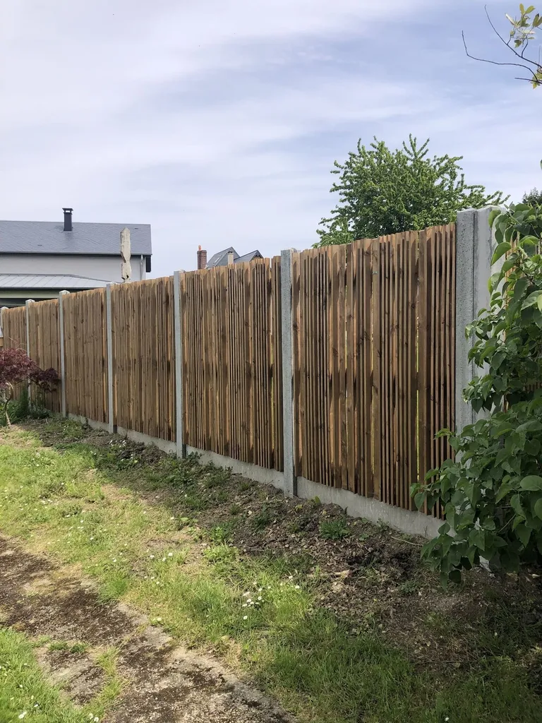 Installation de Clôture mixte béton bois, Panneaux de soubassement minéral et Palissades occultantes à Cormeilles dans l’Eure 27 et ses communes limitrophes de Normandie