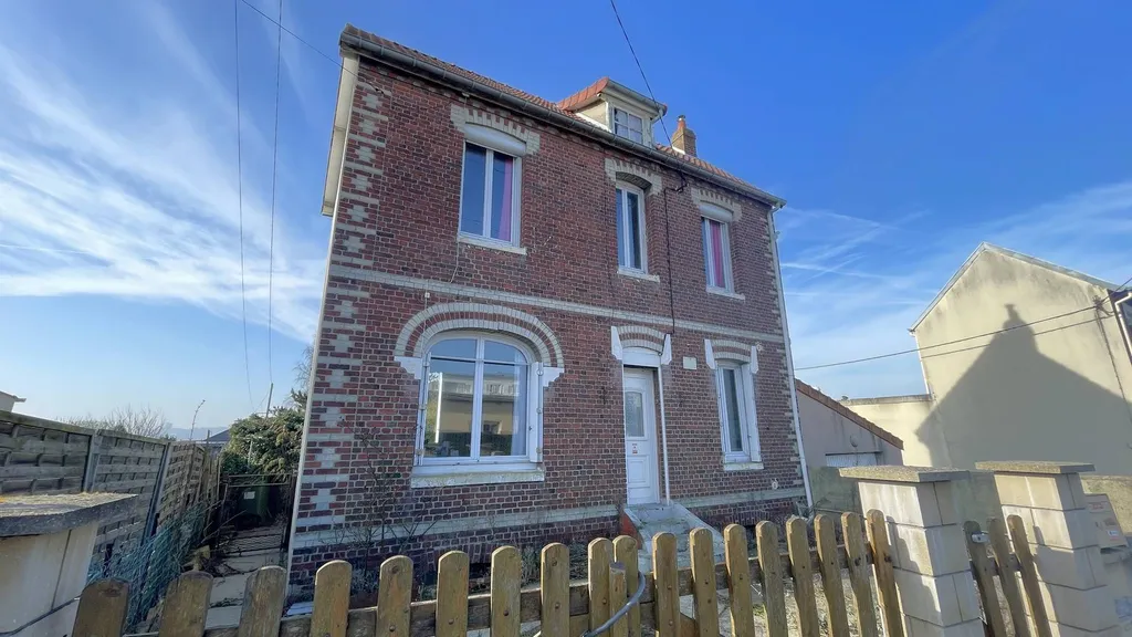 À vendre à Dieppe : Maison de ville en brique à rénover : Située à moins de 5 minutes du centre-ville, cette maison de 69,85 m² offre un beau potentiel.