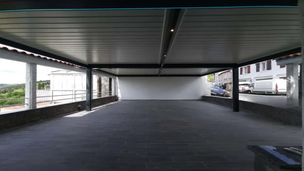 Installation de pergola bioclimatique motorisée avec éclairage LED intégré à LACROUZETTE pour la terrasse d'un restaurant