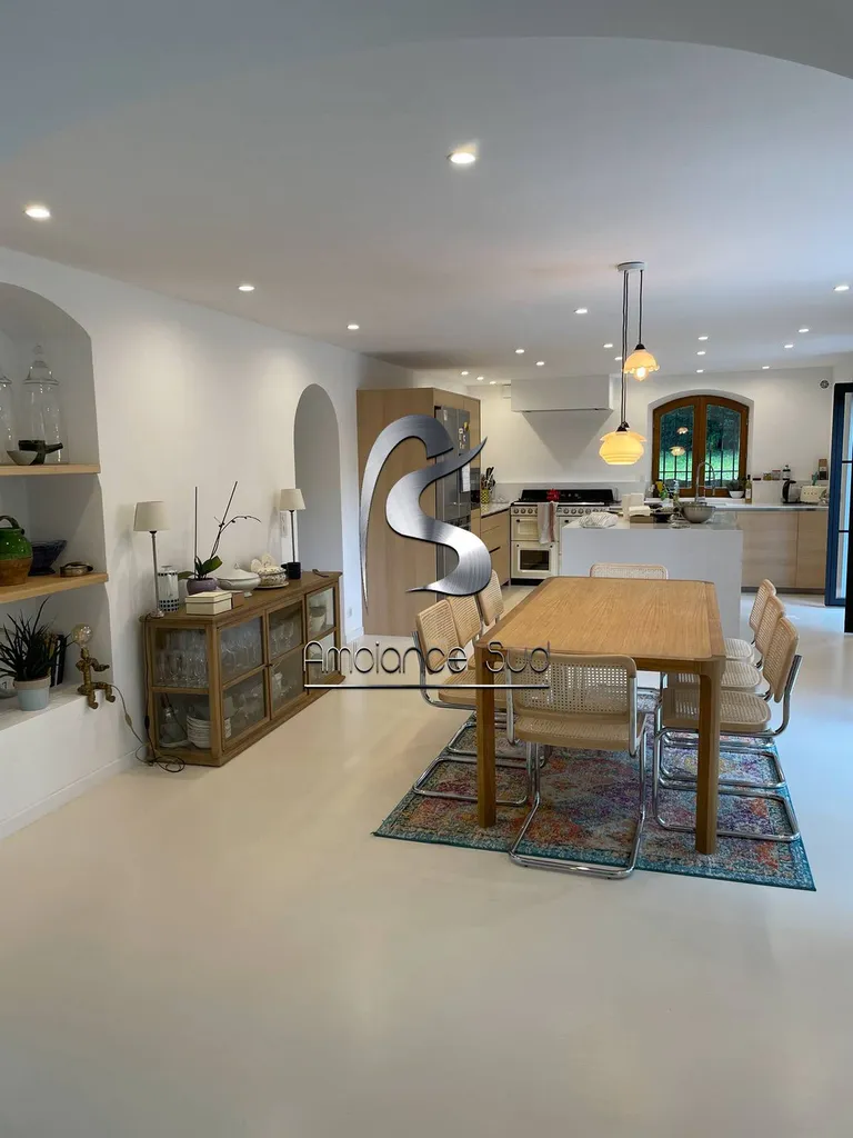 Projet de rénovation intérieure en béton ciré coulé pour le sol d’une maison à Aix en Provence dans les Bouches du Rhône