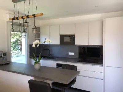 Installation d’une cuisine design au tons blanc dans un appartement de Toulouse