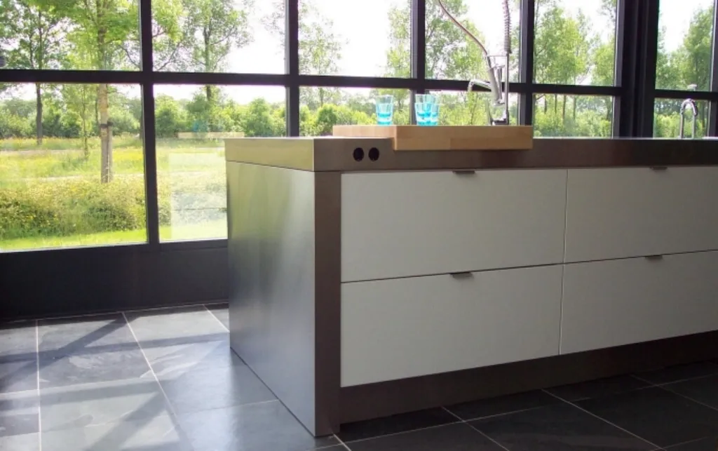 Plan de travail avec joues inox et prises intégrés Béziers