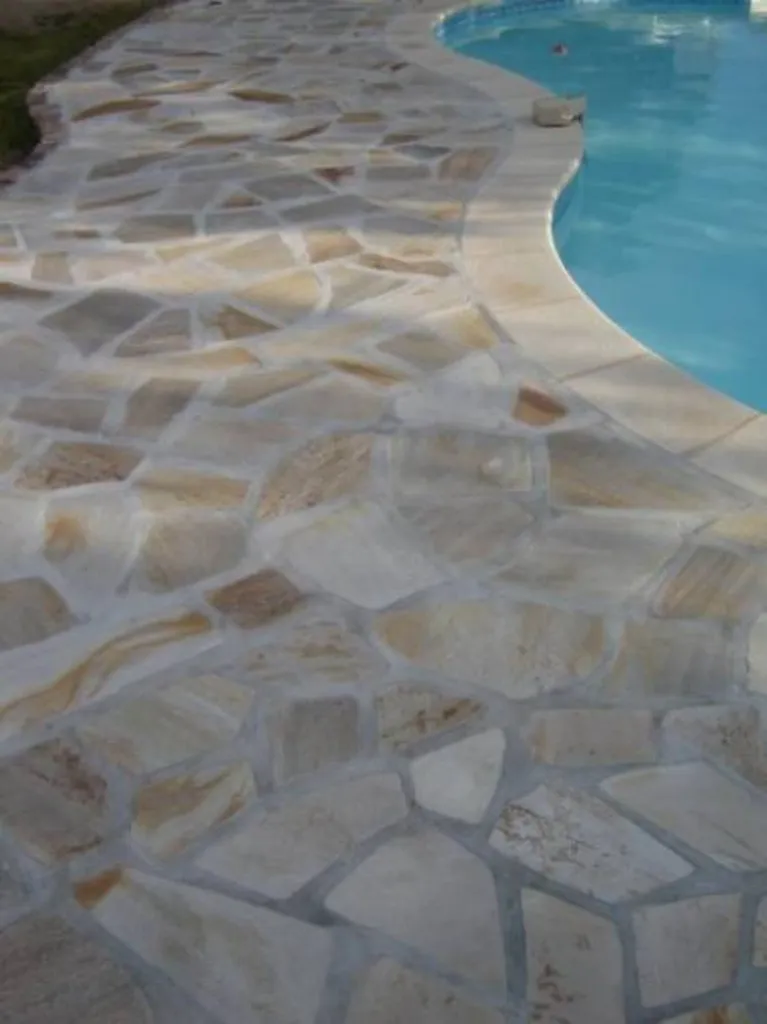 Dallage en Opus Incertum par le paysagiste de Fuveau.