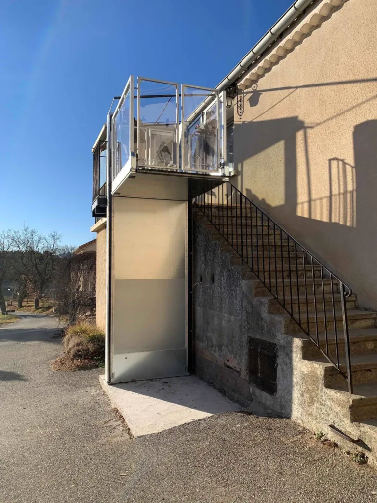 plateforme verticale extérieur à sisteron près de Digne