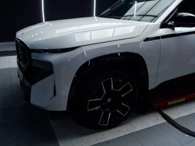 Grâce à une pose intégrale de film de protection PPF XPEL, cette BMW XM conserve son éclat d’origine tout en étant à l’abri des agressions extérieures.