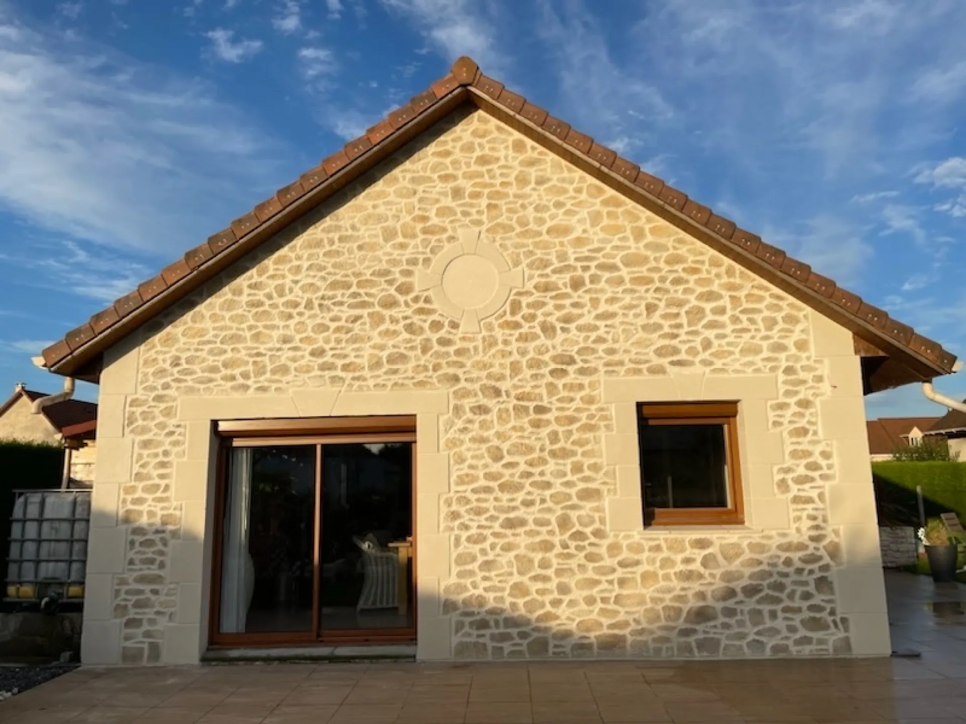 Le ravalement de façade aspect pierre taillée : donner du caractère à votre maison