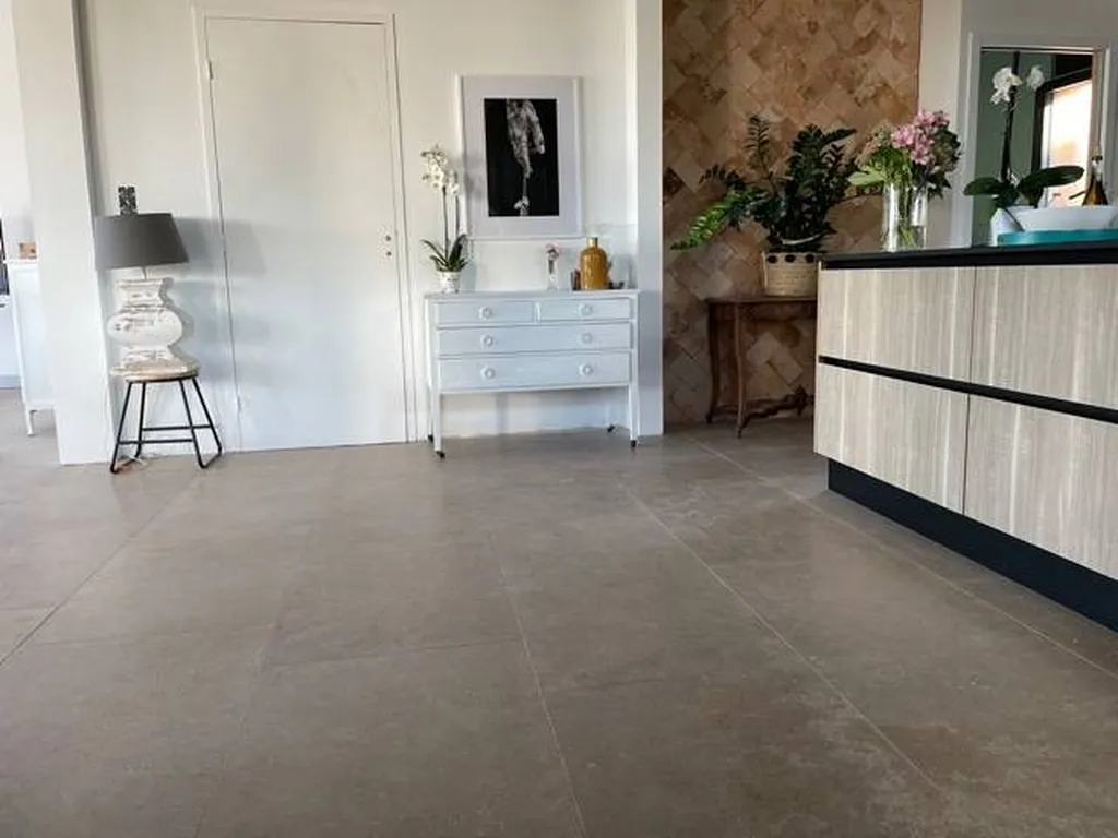 DALLAGES INTERIEURS / SEJOUR EN PIERRE NATURELLE DE SAHARA BEIGE 