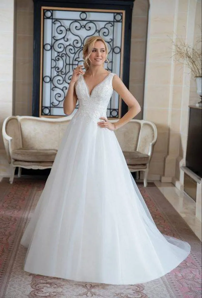 Robe de mariée robe de créateur robe MAGGY avec broderie scintillante et brillante à MARSEILLE