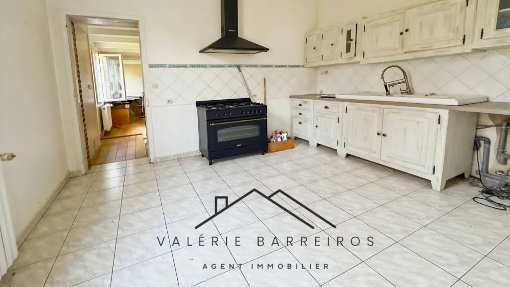 A vendre maison de maître de 113 m² habitables édifiée sur 900 m² de terrain sur la commune de CAUDEBEC LES ELBEUF 76320