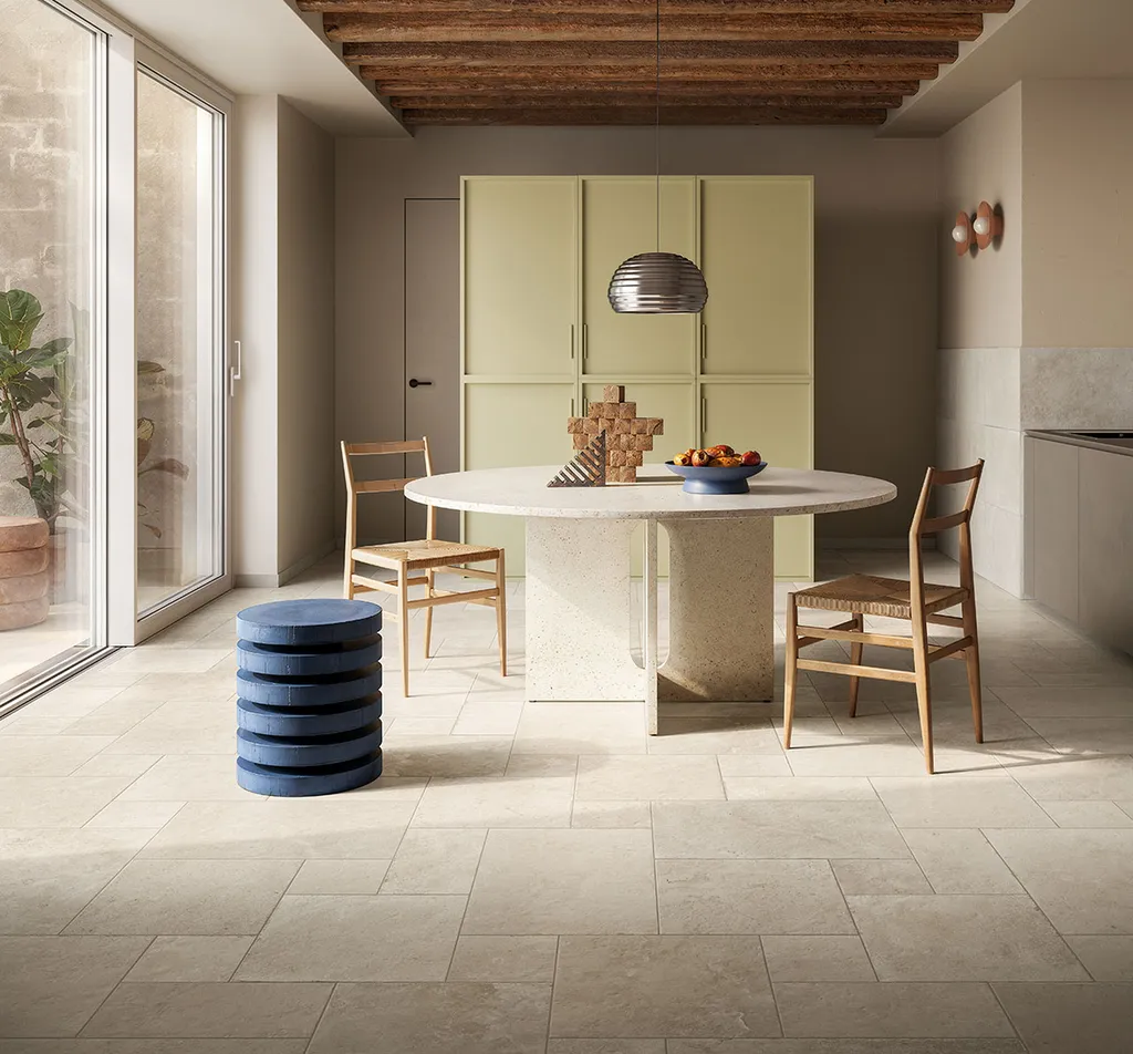 Grande salle a manger lumineuse avec carrelage de sol effet pierre ancienne Modulaire 39 Contrada Valente Martigues