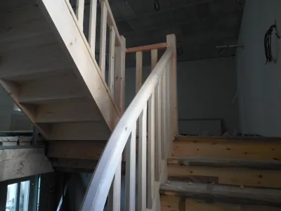 Conception et pose d'un escalier en bois sur mesure 2/4 tournant à Marseille
