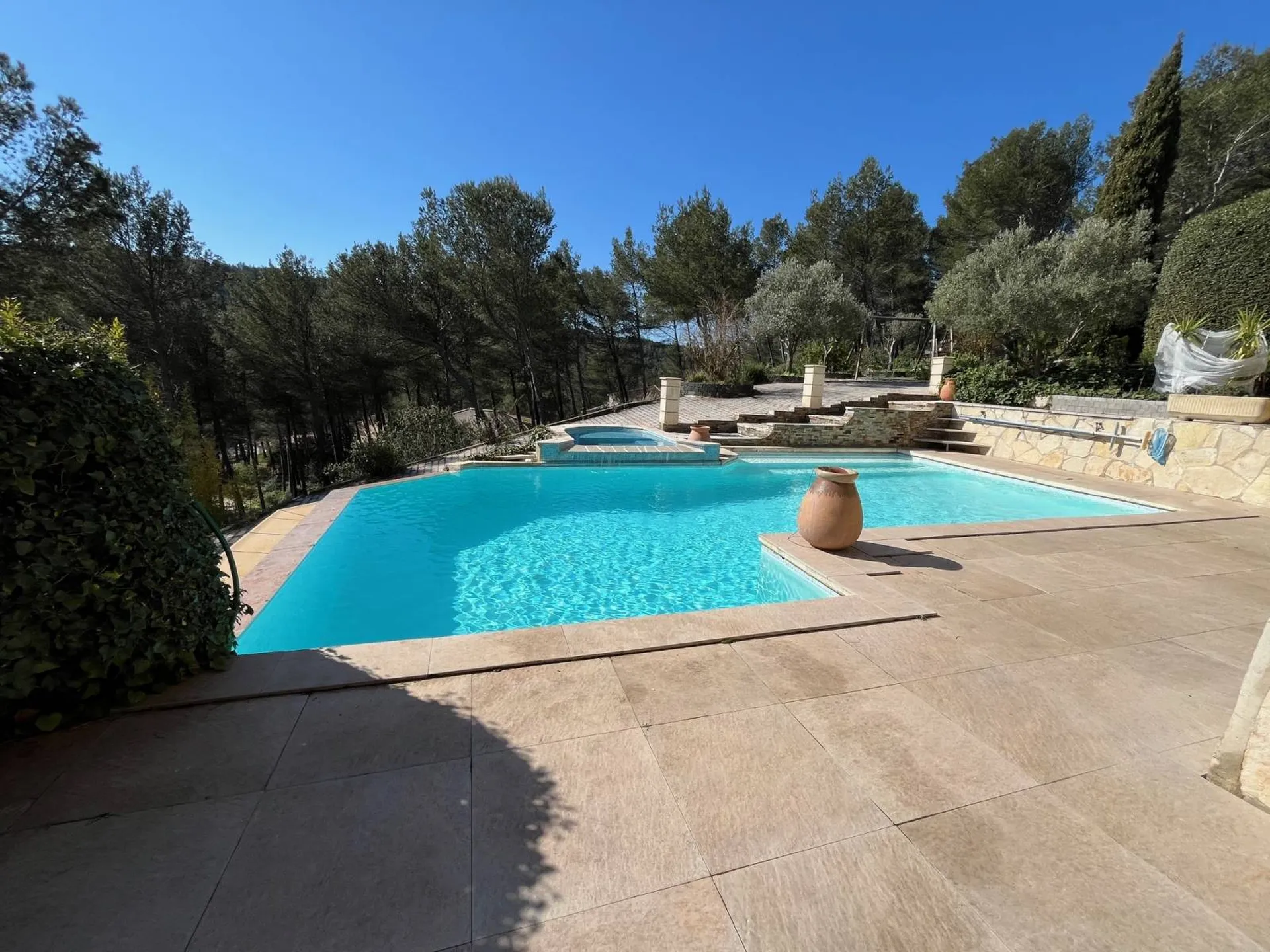 Propriété Roquefort la Bedoule Quartier du Petit Rouvière environnement calme et boisé, terrain de 5 840m² avec piscine à débordement