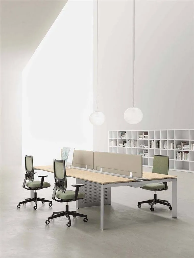 Bureau bench 4 personnes avec écrans acoustiques à Nîmes