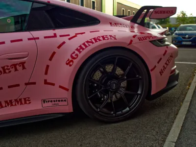 Détail du covering Pink Pig sur aile avant Porsche 911 GT3