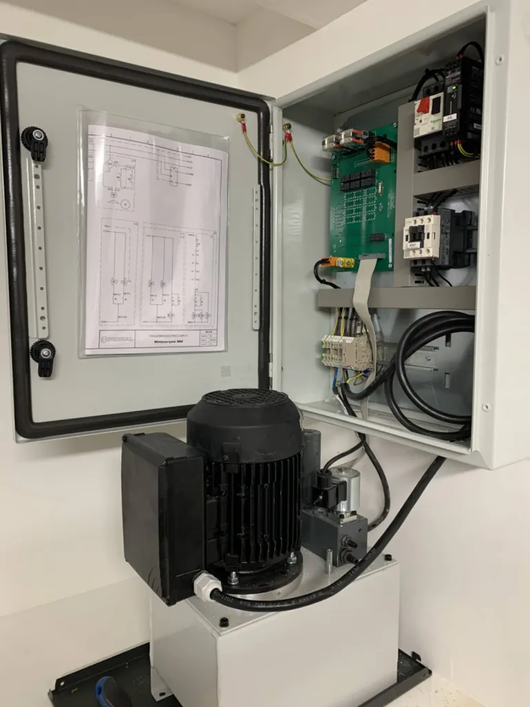 Installation d'un monte-charges hydraulique HIDRAL au sein d'une pharmacie à Marseille